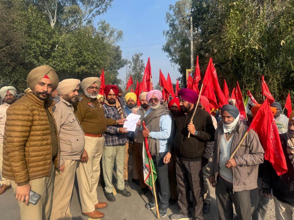 Angry forest workers march towards 26th January event Angry workers calm down after meeting with Finance Minister